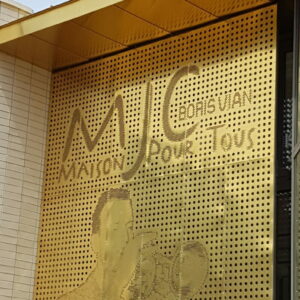 Pontault Combault MJC ENSEIGNE Latéralement